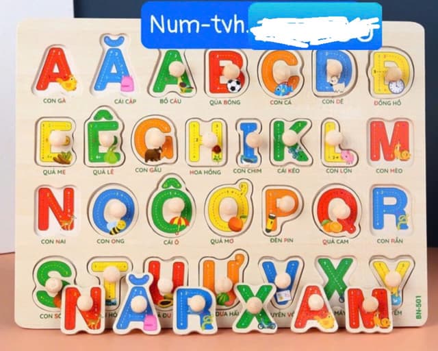 Bảng gỗ chữ viết hoa